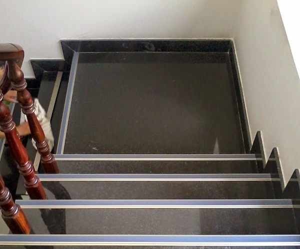 Báo giá nẹp nhôm chống trượt cầu thang
