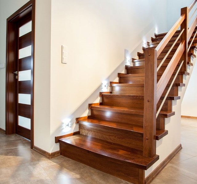 Cách làm cho cầu thang gỗ cứng bớt trơn trượt