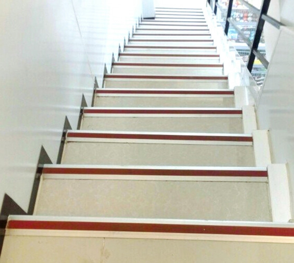 MẸO AN TOÀN ĐỂ NGĂN NGỪA TRƯỢT VÀ NGÃ TRÊN CẦU THANG