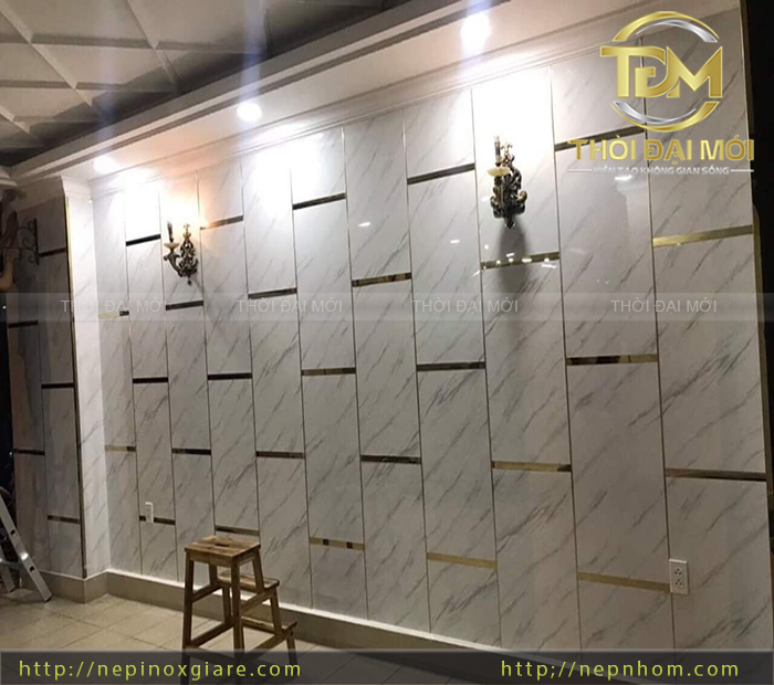 Sáng tạo họa tiết tô điểm vách tường bằng nẹp kim loại