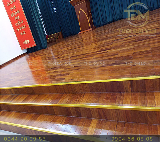 Kết hợp nẹp kim loại với sàn gỗ tạo nên nét nổi bật cho không gian nội thất
