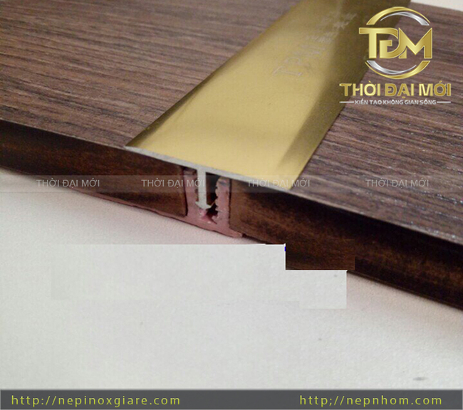 Kết hợp nẹp kim loại với sàn gỗ tạo nên nét nổi bật cho không gian nội thất