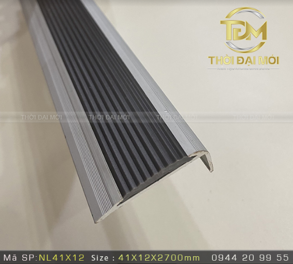 Nẹp nhôm cầu thang _ vừa chống trơn trượt và vừa để trang trí trong nhà