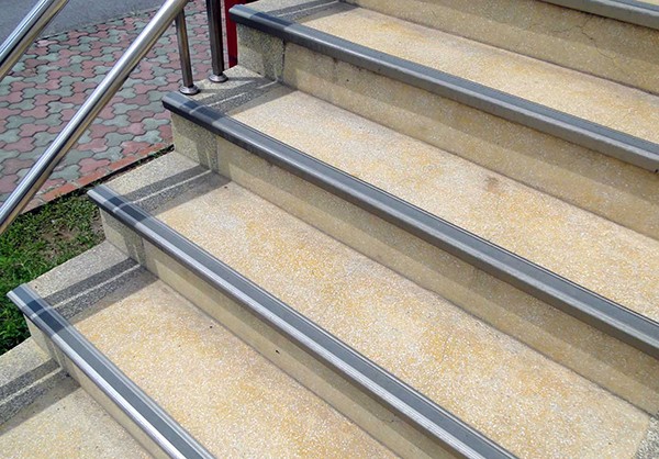 Ưu điểm và lí do nên dùng nẹp inox cầu thang