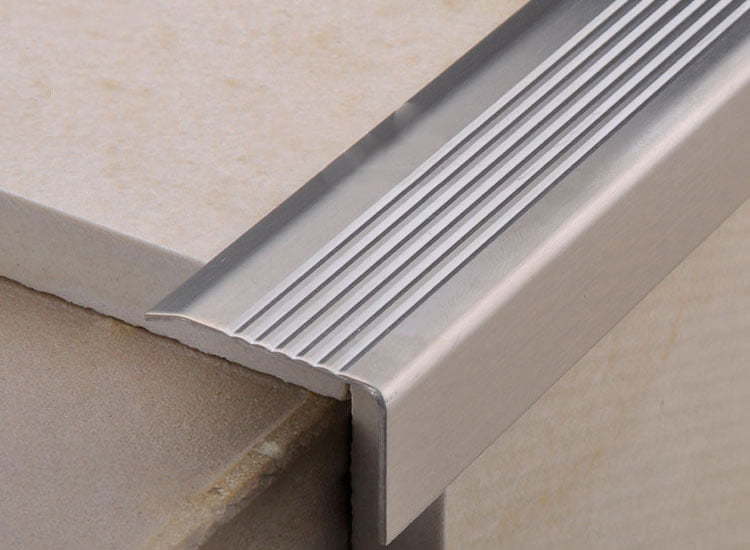 Ưu điểm và lí do nên dùng nẹp inox cầu thang