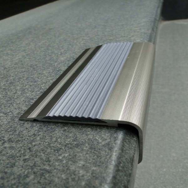 Ưu điểm và lí do nên dùng nẹp inox cầu thang